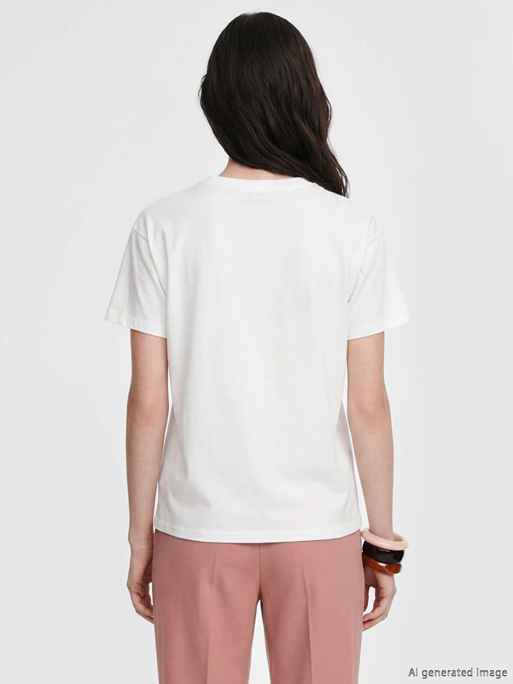 Beyaz Bisiklet Yaka Nakış Detaylı Kadın Tişört-3