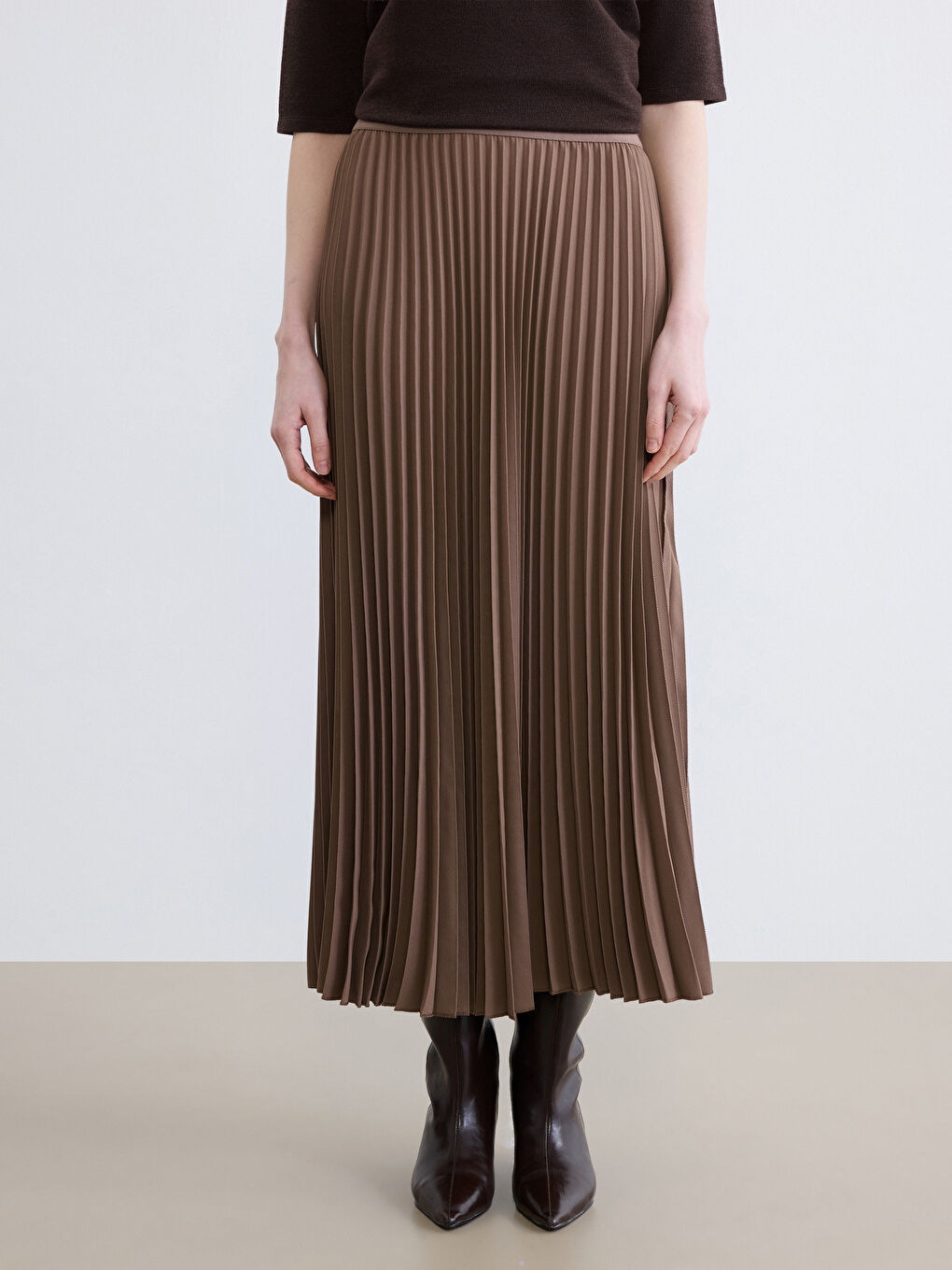 Kahverengi Beli Lastikli Pileli Etek-1