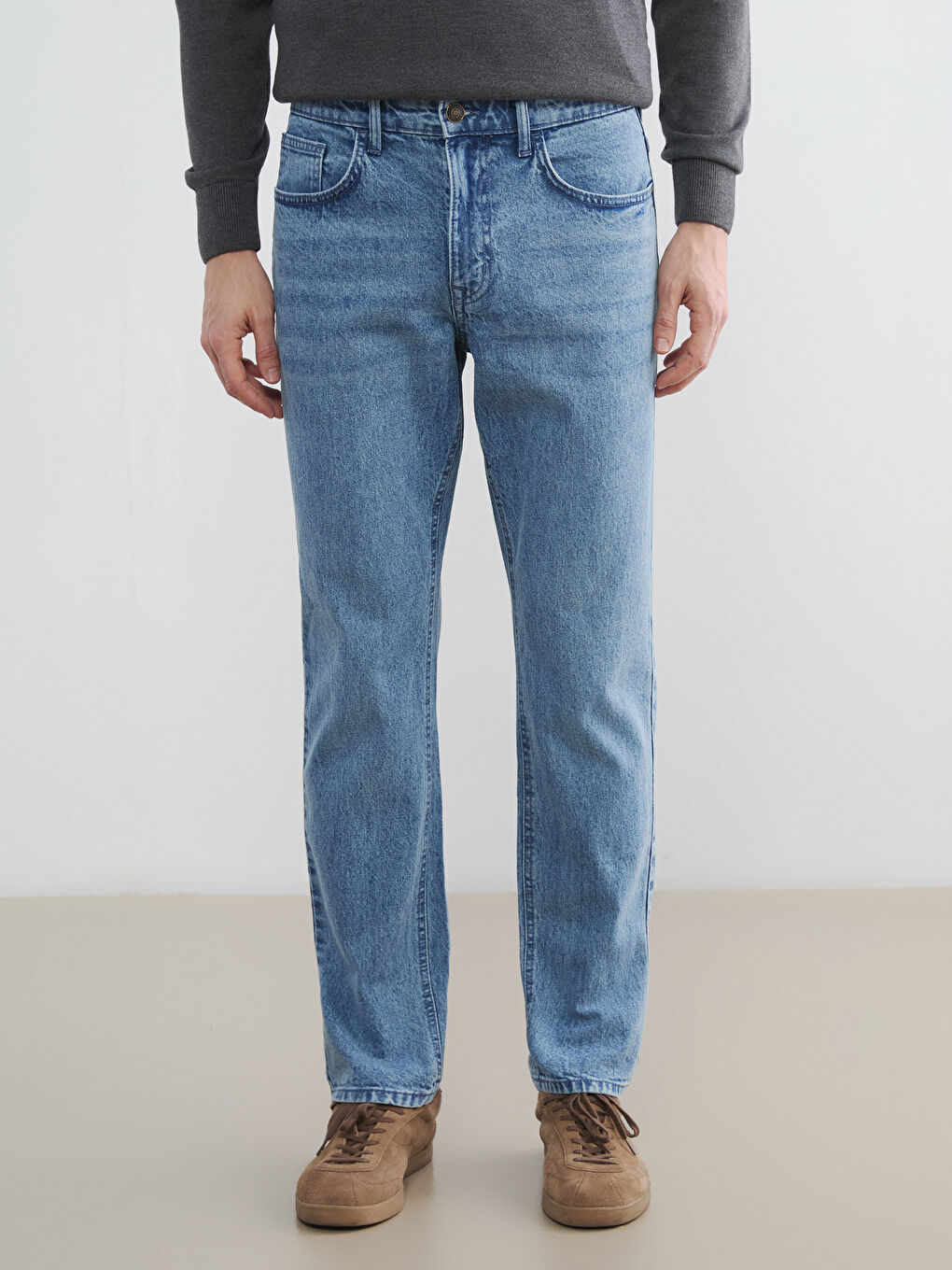 Мъж Синьо Дънки-1