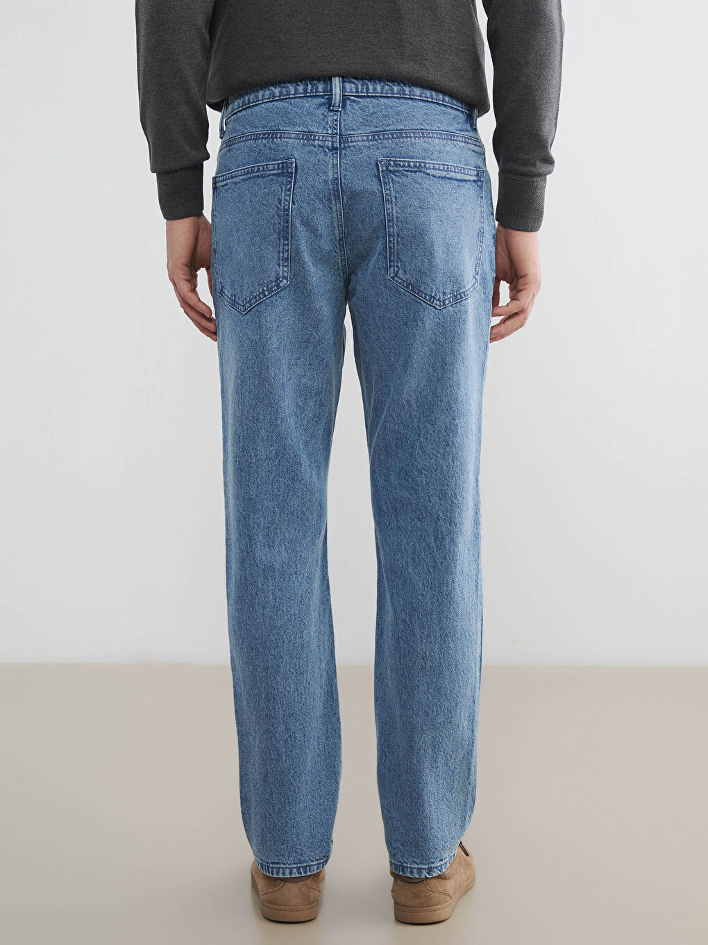 Мъж Синьо Дънки-3