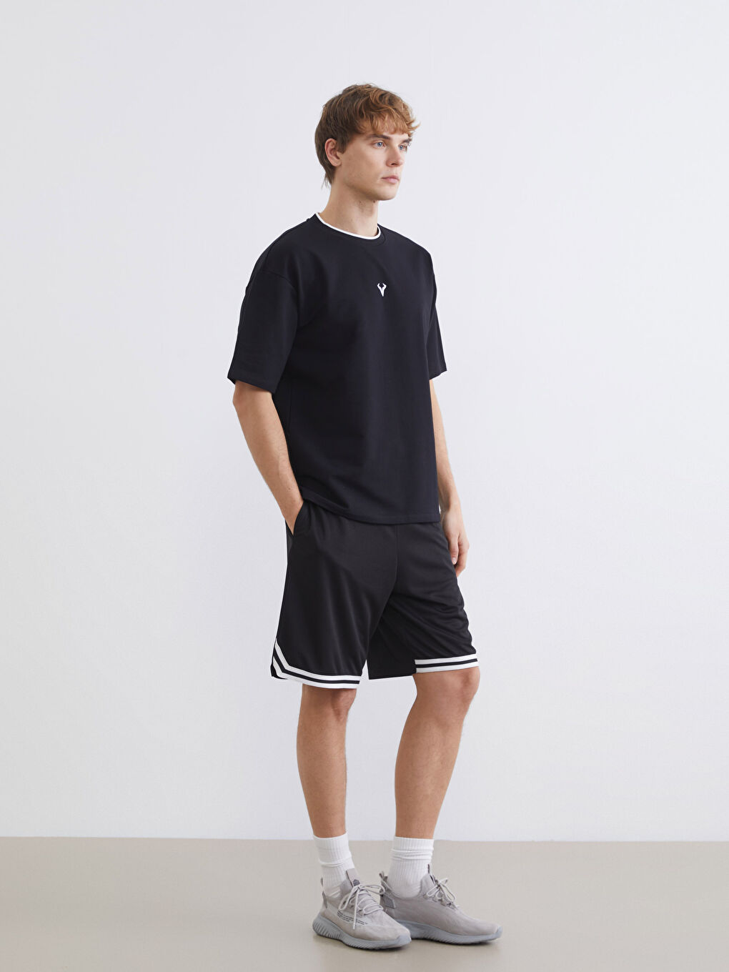 Кең спорттық футболка ер адамға.-1