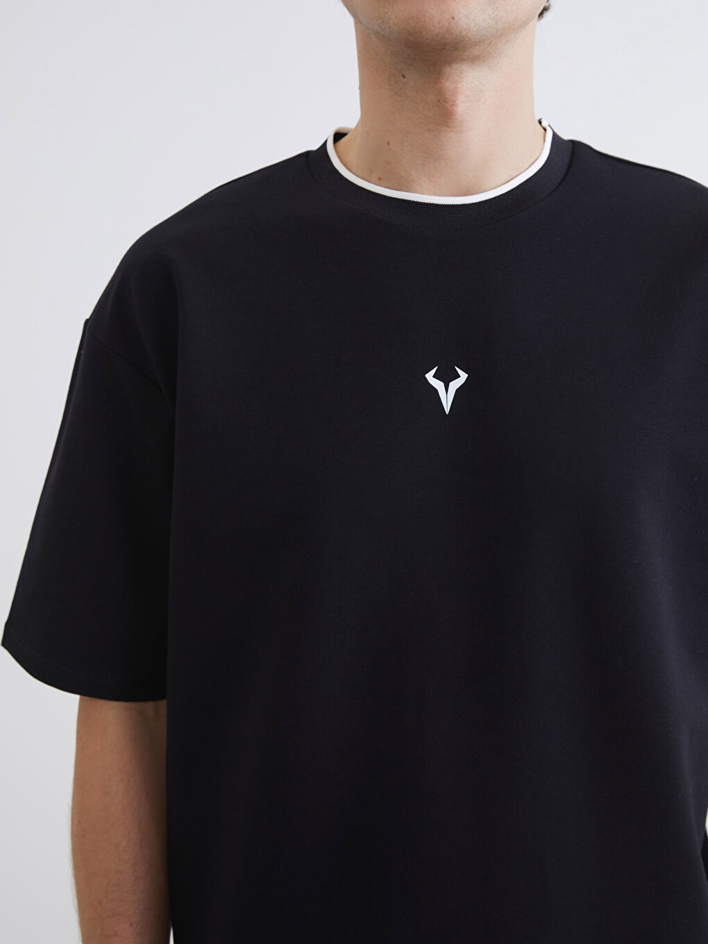 Кең спорттық футболка ер адамға.-2