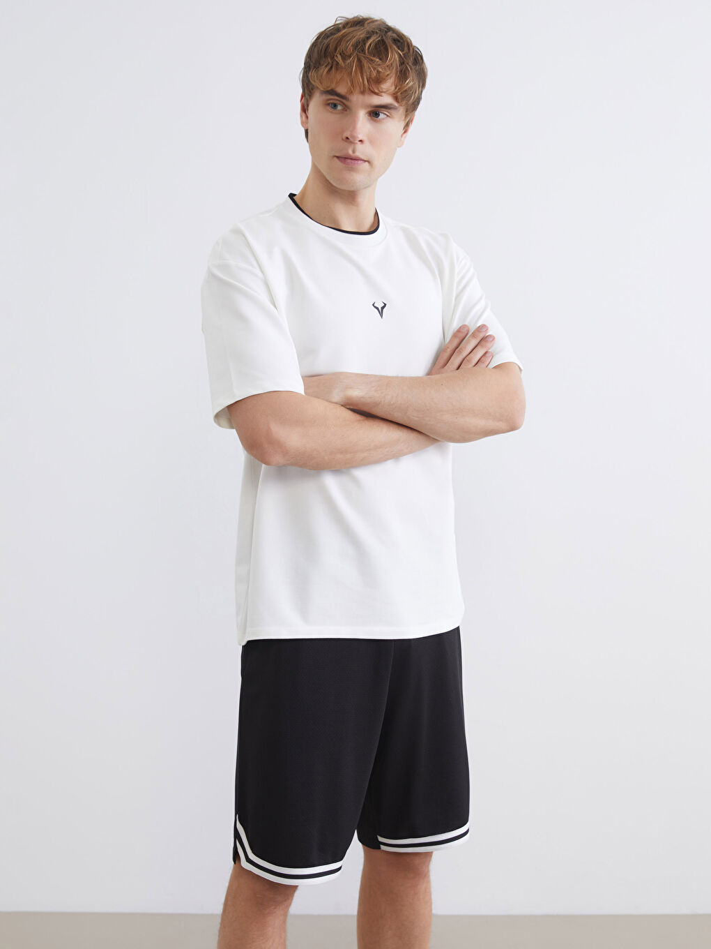 تيشيرت رياضي واسع الحجم برقبة دائرية للرجال.