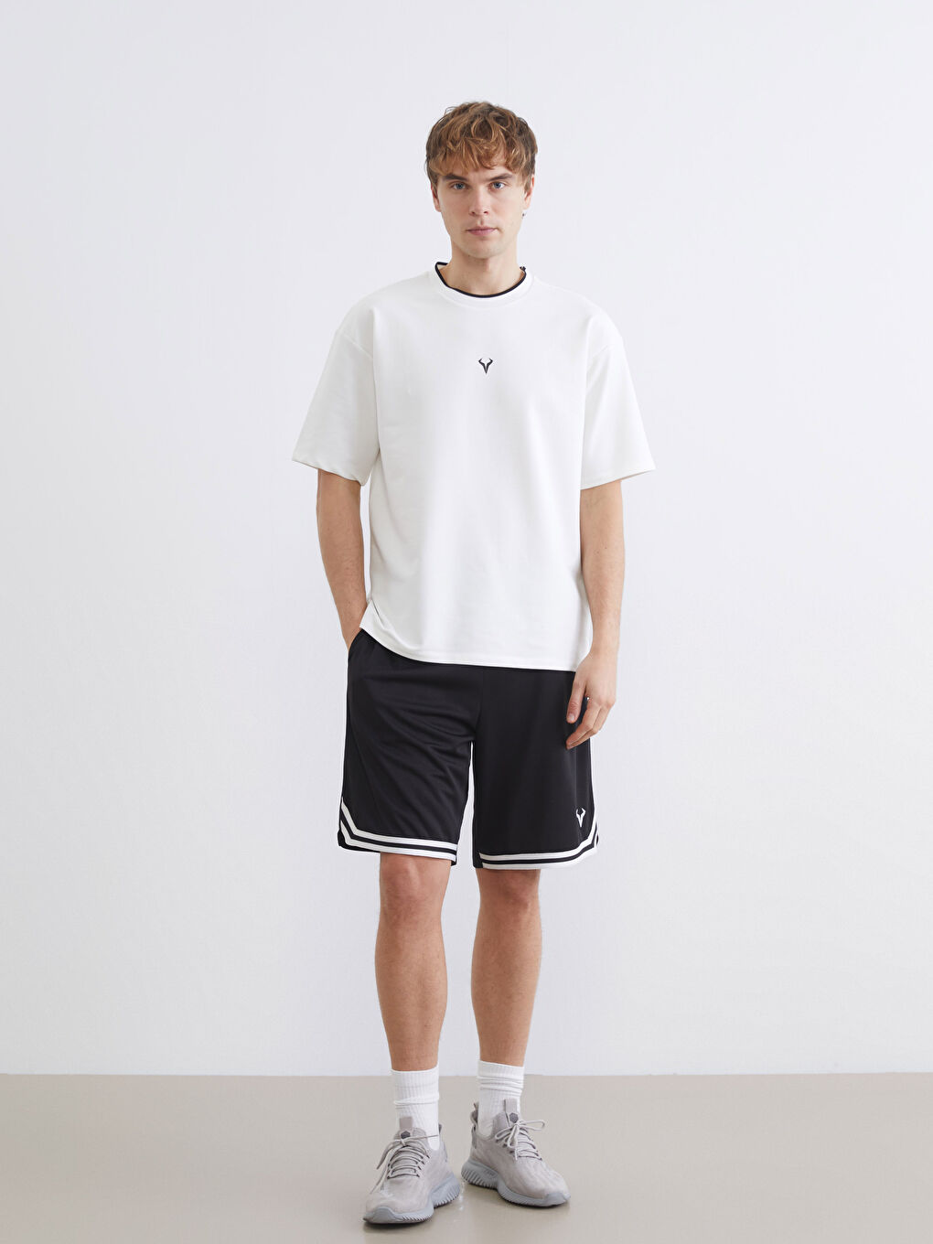 تيشيرت رياضي واسع الحجم برقبة دائرية للرجال.-1