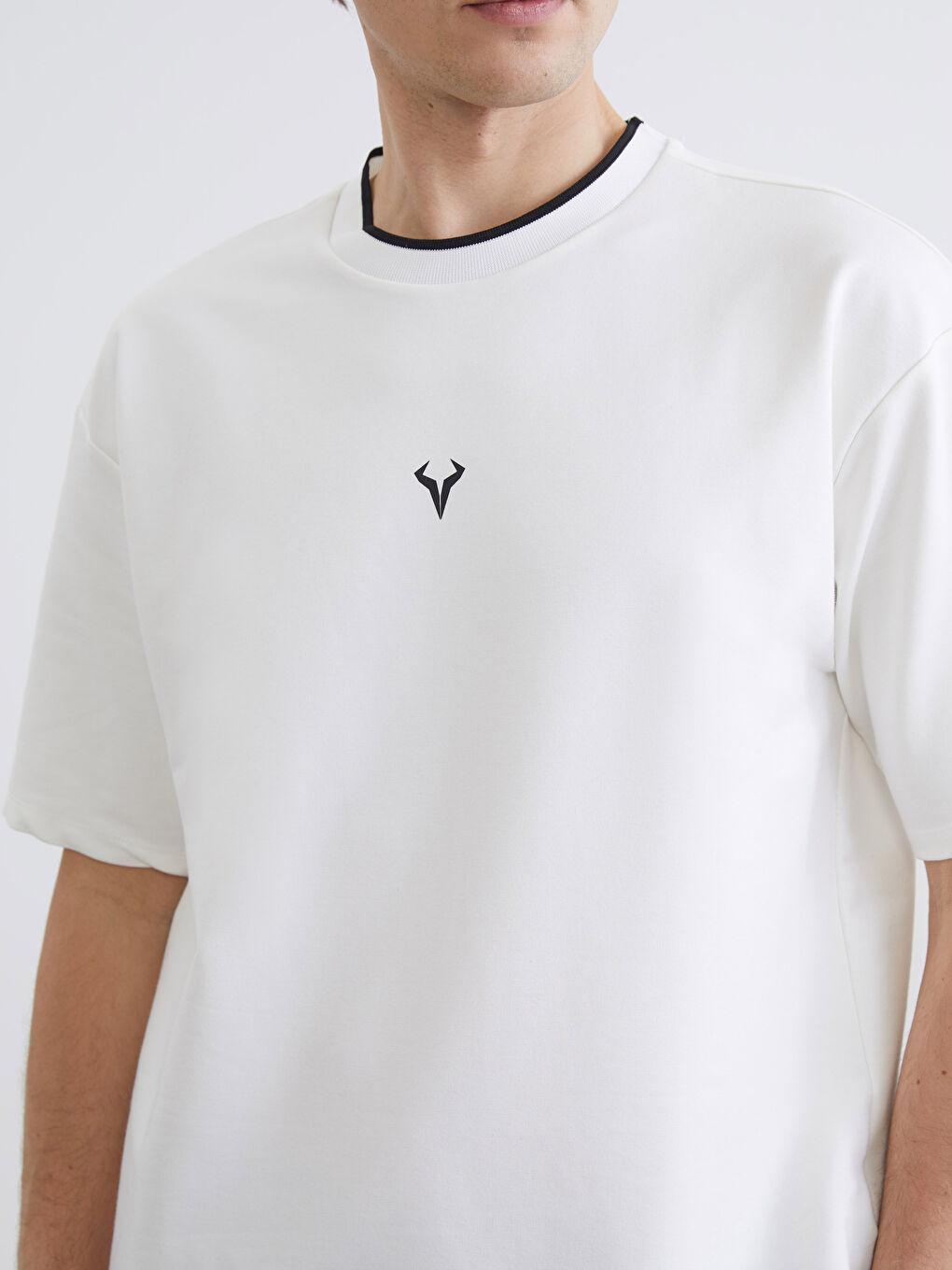 تيشيرت رياضي واسع الحجم برقبة دائرية للرجال.-2