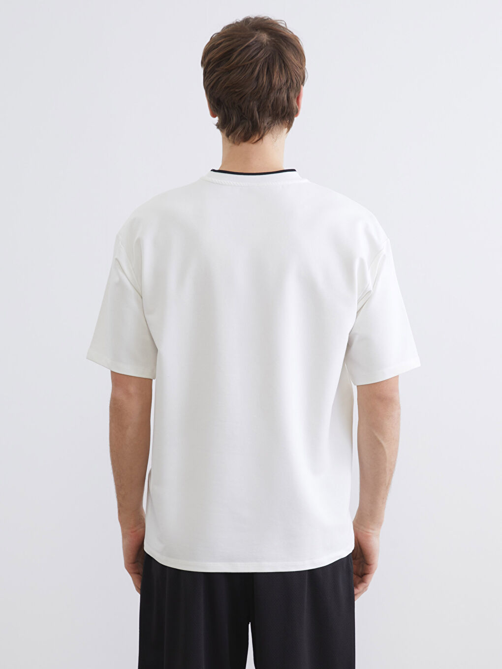 تيشيرت رياضي واسع الحجم برقبة دائرية للرجال.-3