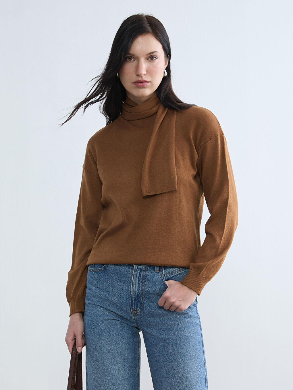 Kahverengi Atkılı Yaka Kadın Triko Kazak