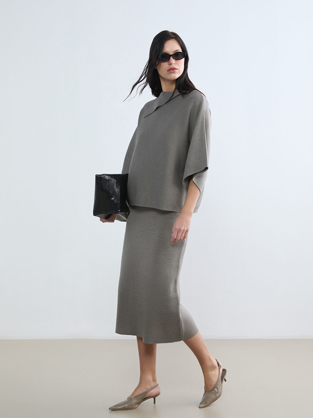 Bej Asimetrik Yaka Oversize Kadın Triko Kazak-1