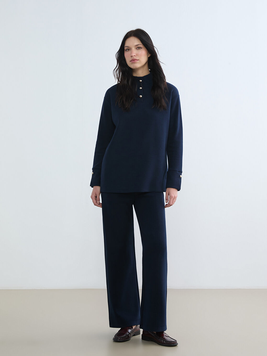 Effortless style meets ultimate comfort in our wide-leg, elasticated-waistband women's sweatpants.