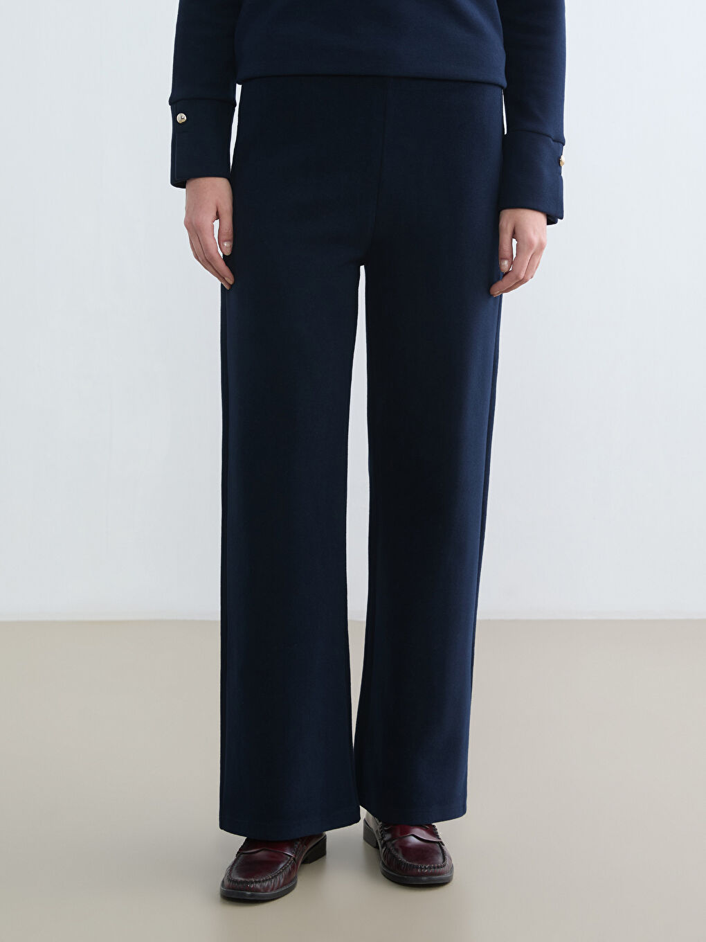 Effortless style meets ultimate comfort in our wide-leg, elasticated-waistband women's sweatpants.-1