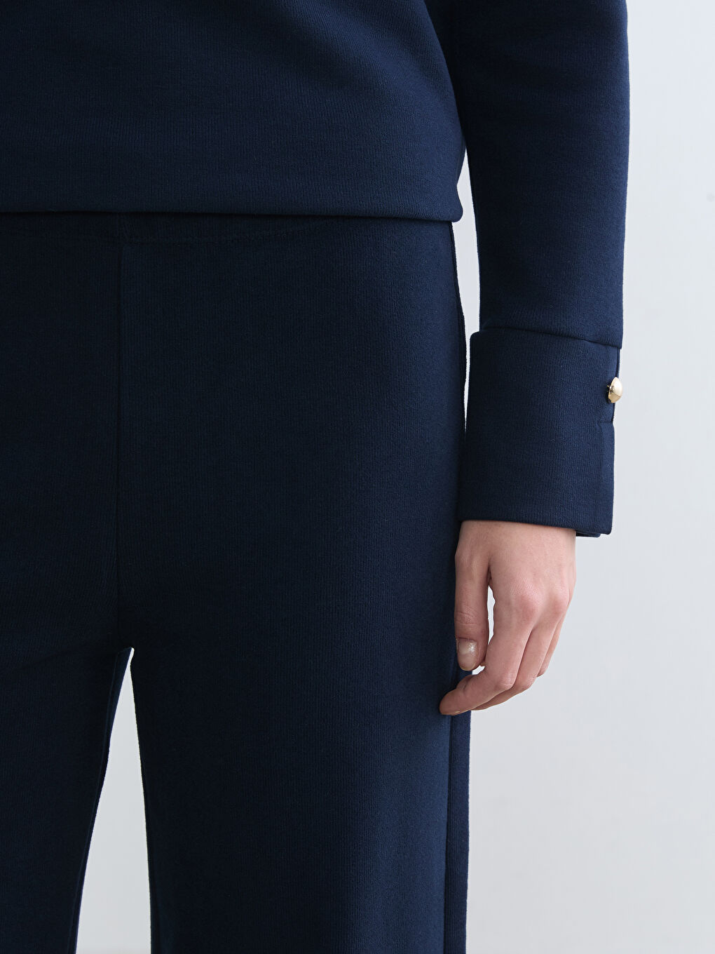 Effortless style meets ultimate comfort in our wide-leg, elasticated-waistband women's sweatpants.-2