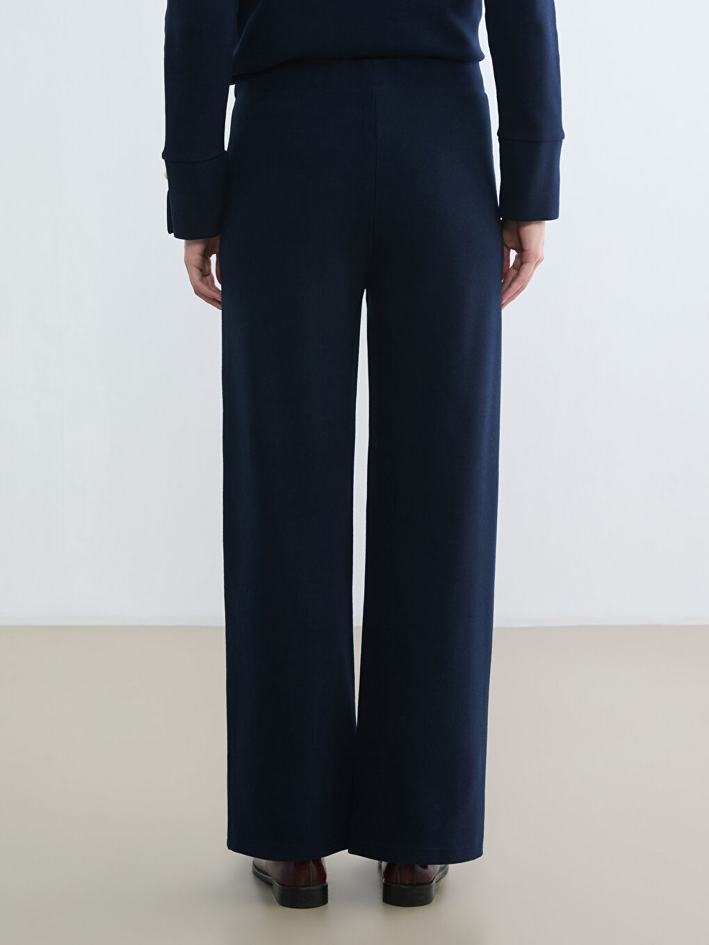 Effortless style meets ultimate comfort in our wide-leg, elasticated-waistband women's sweatpants.-3