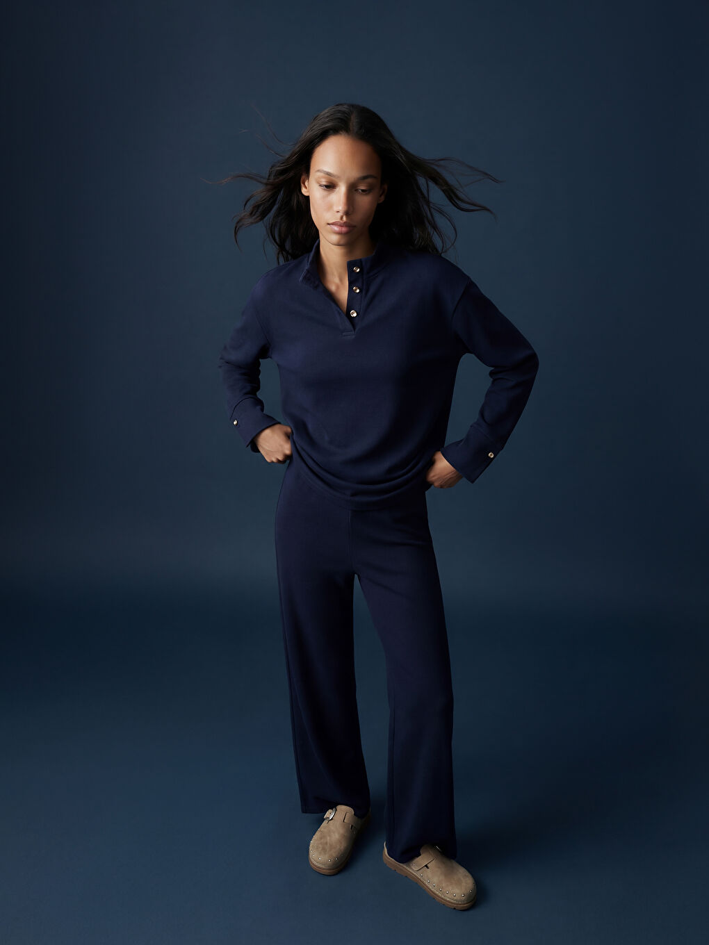 Bez napora stil se susreće sa vrhunskom udobnošću u našim ženskim širokim pantalonama sa elastičnim pojasom.