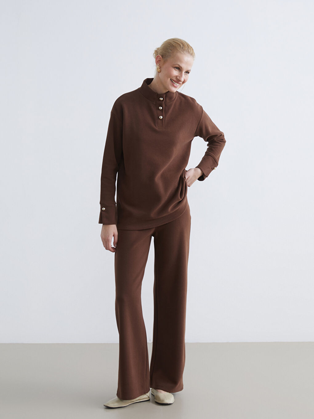 Effortless elegance meets everyday comfort in our wide-leg, elastic-waist women's sweatpants.