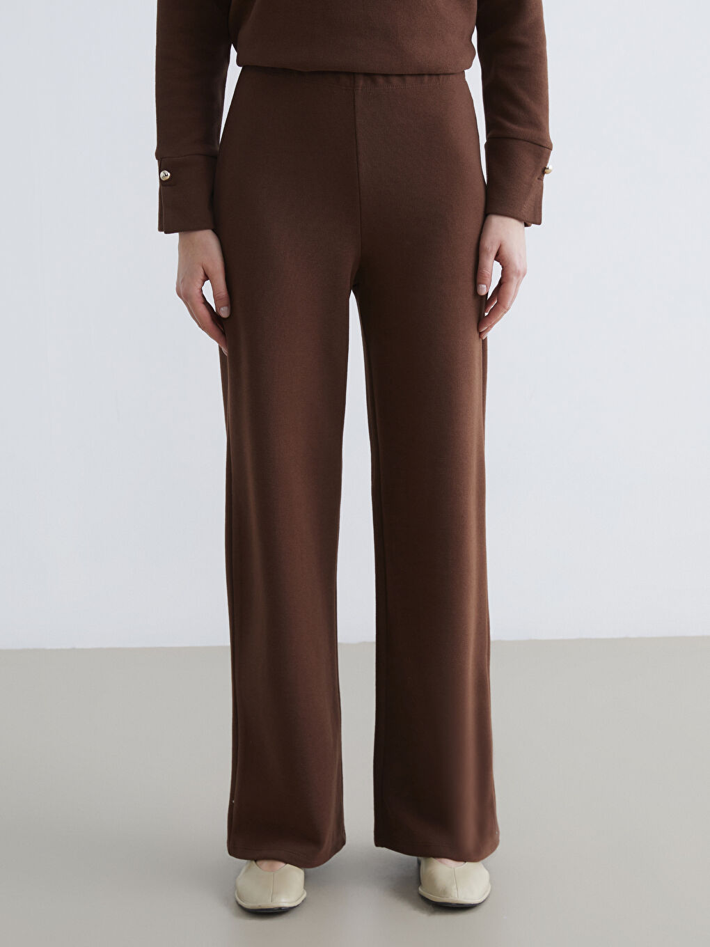 Effortless elegance meets everyday comfort in our wide-leg, elastic-waist women's sweatpants.-1