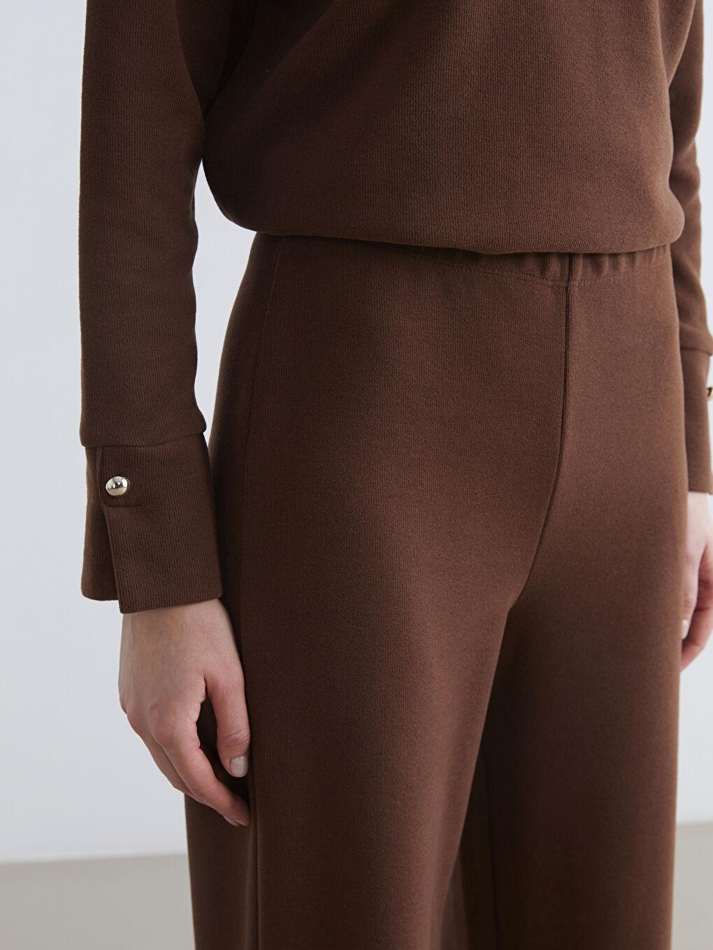 Effortless elegance meets everyday comfort in our wide-leg, elastic-waist women's sweatpants.-2