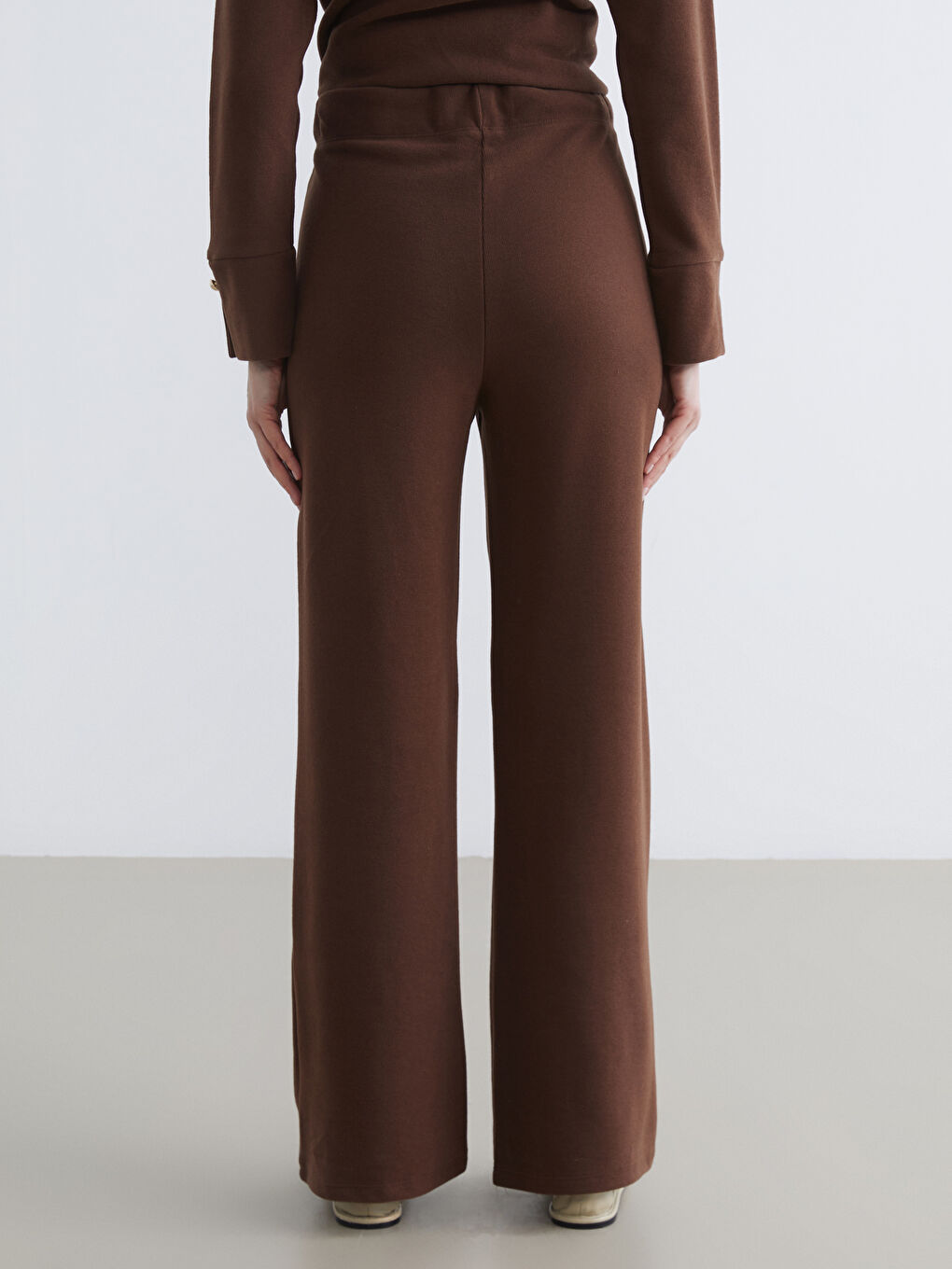Effortless elegance meets everyday comfort in our wide-leg, elastic-waist women's sweatpants.-3