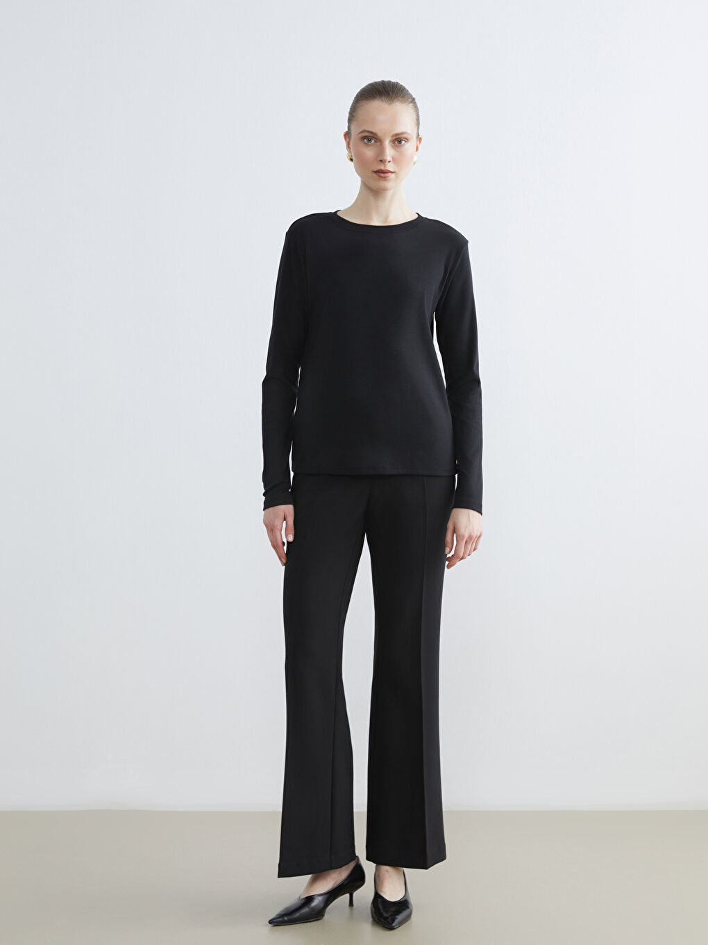 Siyah Bisiklet Yaka Kadın Tişört-1