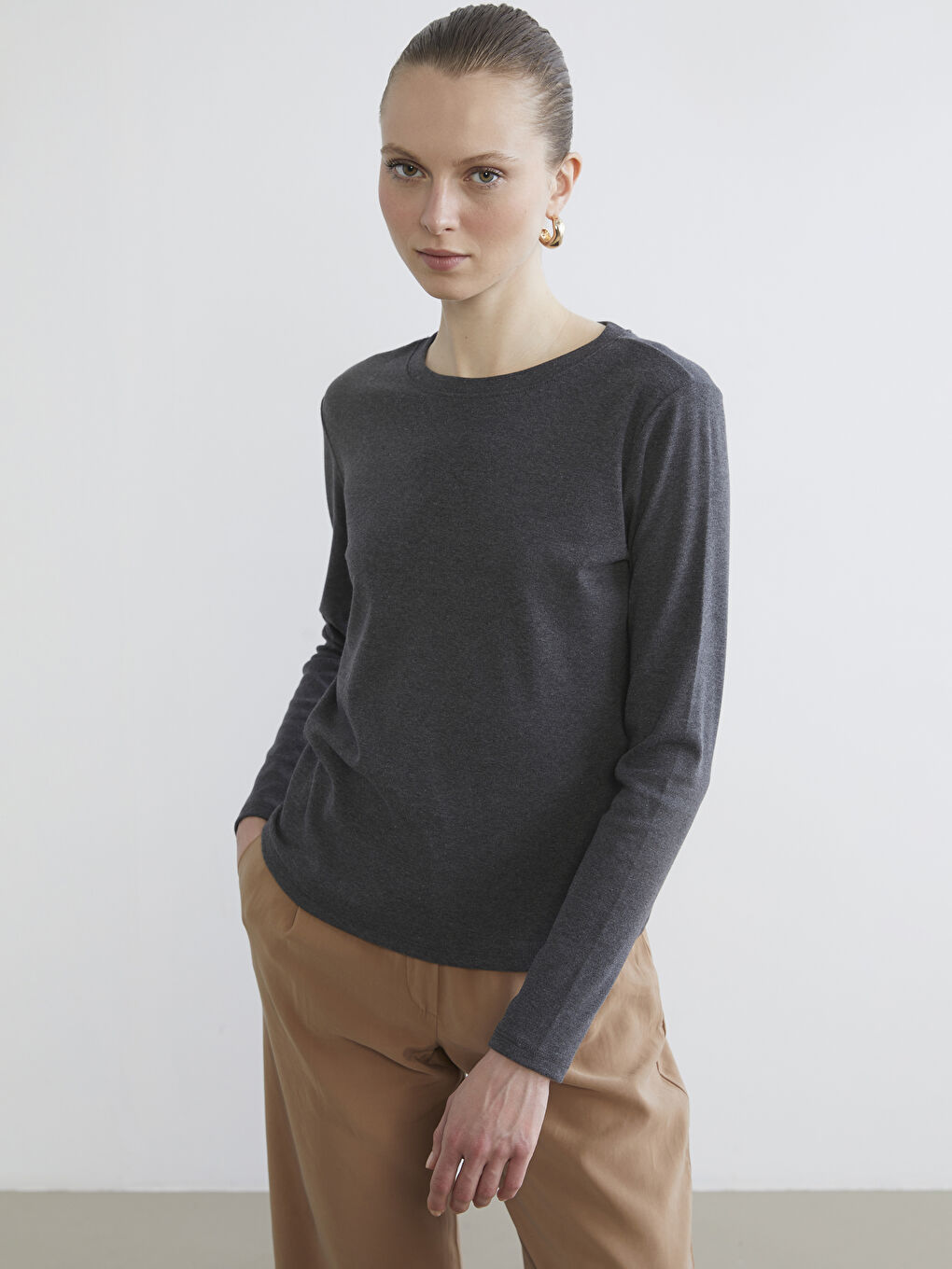 Antrasit Bisiklet Yaka Kadın Tişört