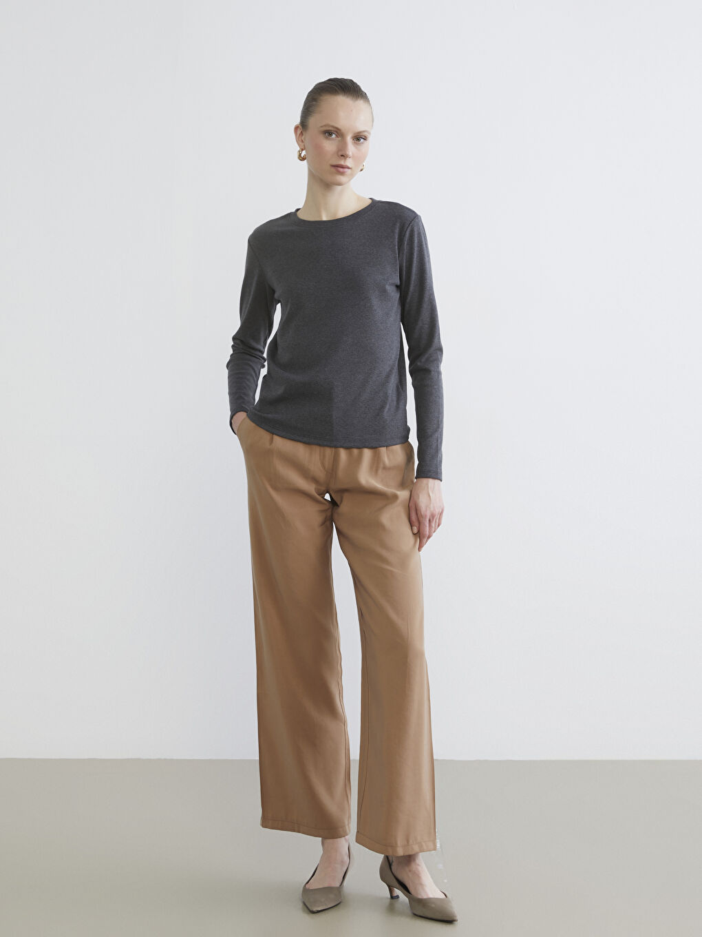 Antrasit Bisiklet Yaka Kadın Tişört-1