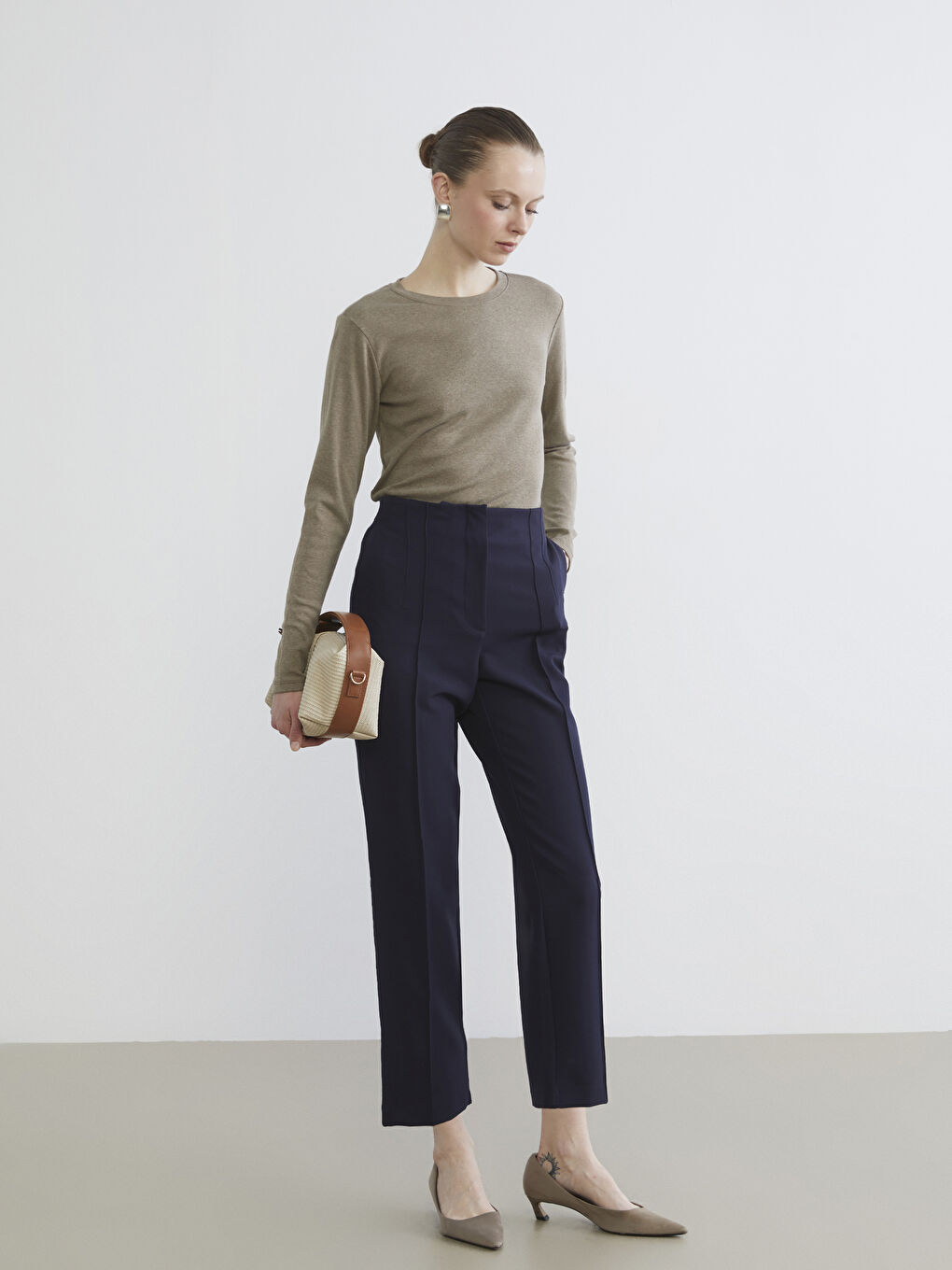 Bej Bisiklet Yaka Kadın Tişört-1