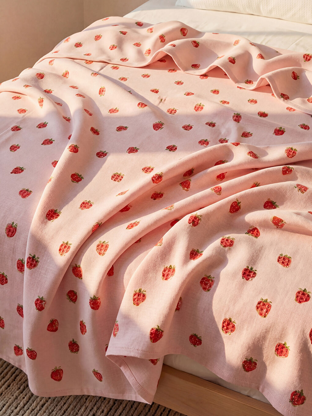Pembe Çilek Desenli Tek Kişilik Pike 160x220 cm-1