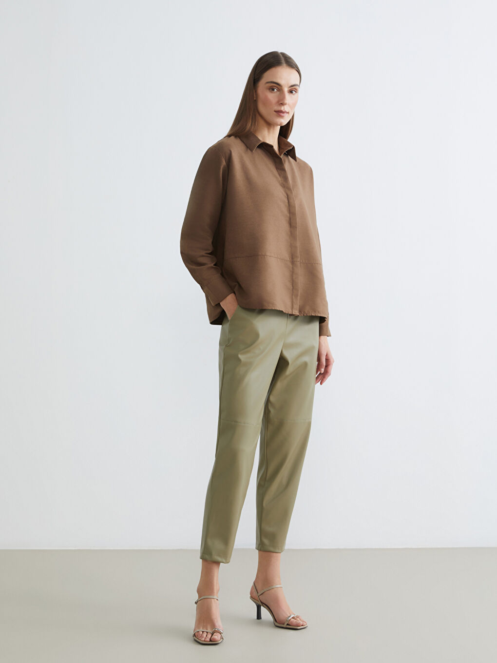 Haki Havuç Kesim Kadın Deri Görünümlü Pantolon