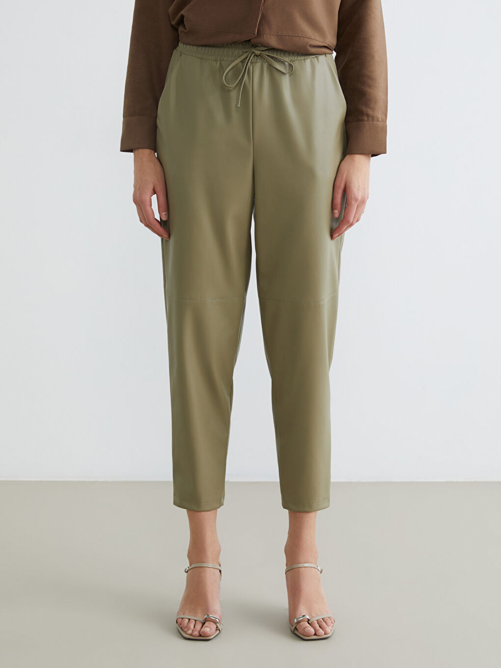 Haki Havuç Kesim Kadın Deri Görünümlü Pantolon-1