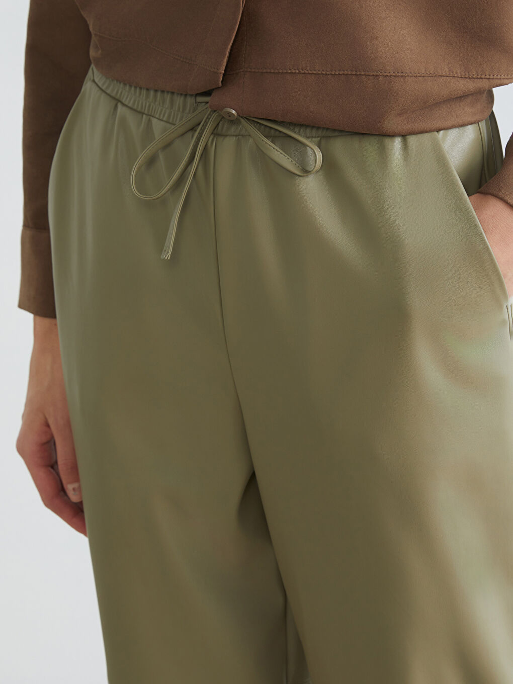 Haki Havuç Kesim Kadın Deri Görünümlü Pantolon-2