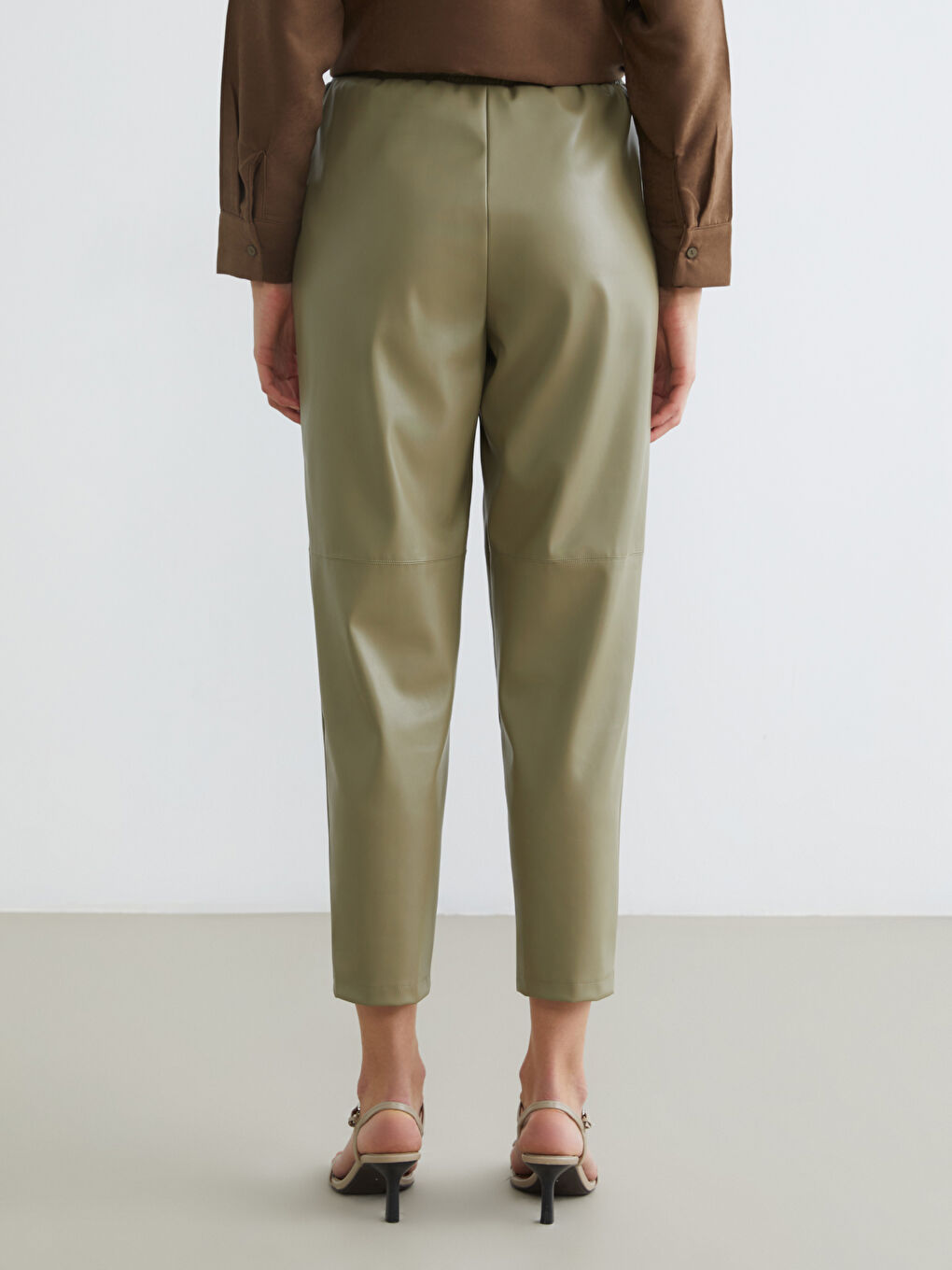 Haki Havuç Kesim Kadın Deri Görünümlü Pantolon-3