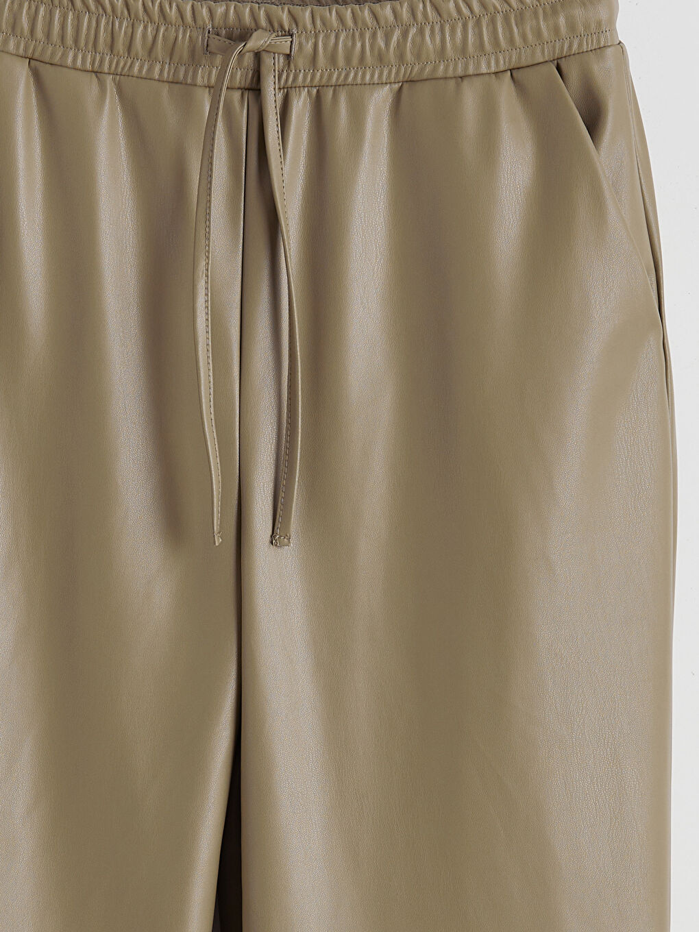 Haki Havuç Kesim Kadın Deri Görünümlü Pantolon-5