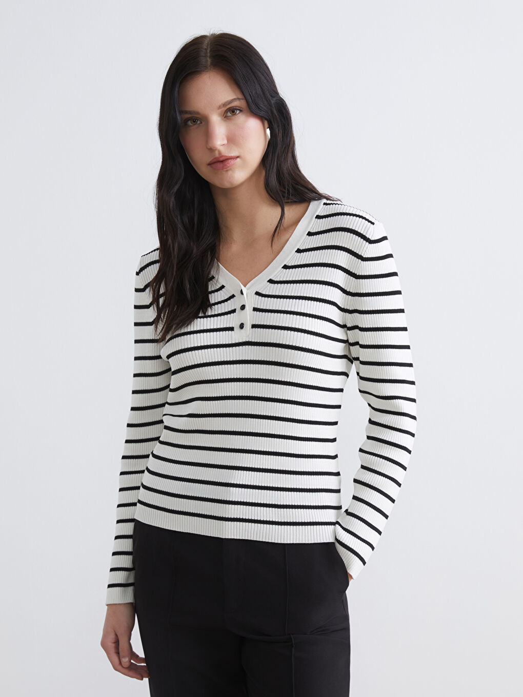 Beyaz V Yaka Çizgili Kadın Triko Kazak