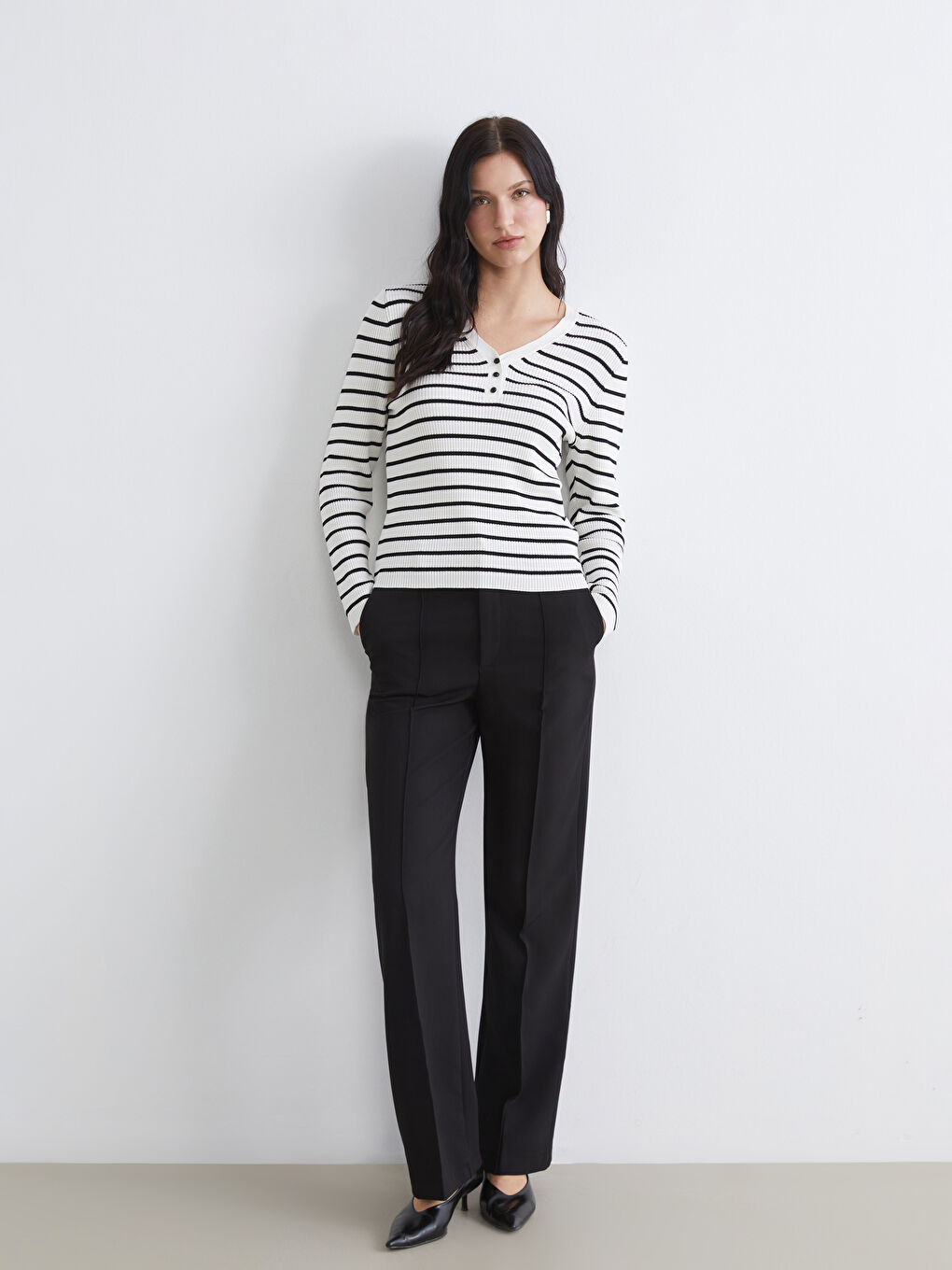 Beyaz V Yaka Çizgili Kadın Triko Kazak-1