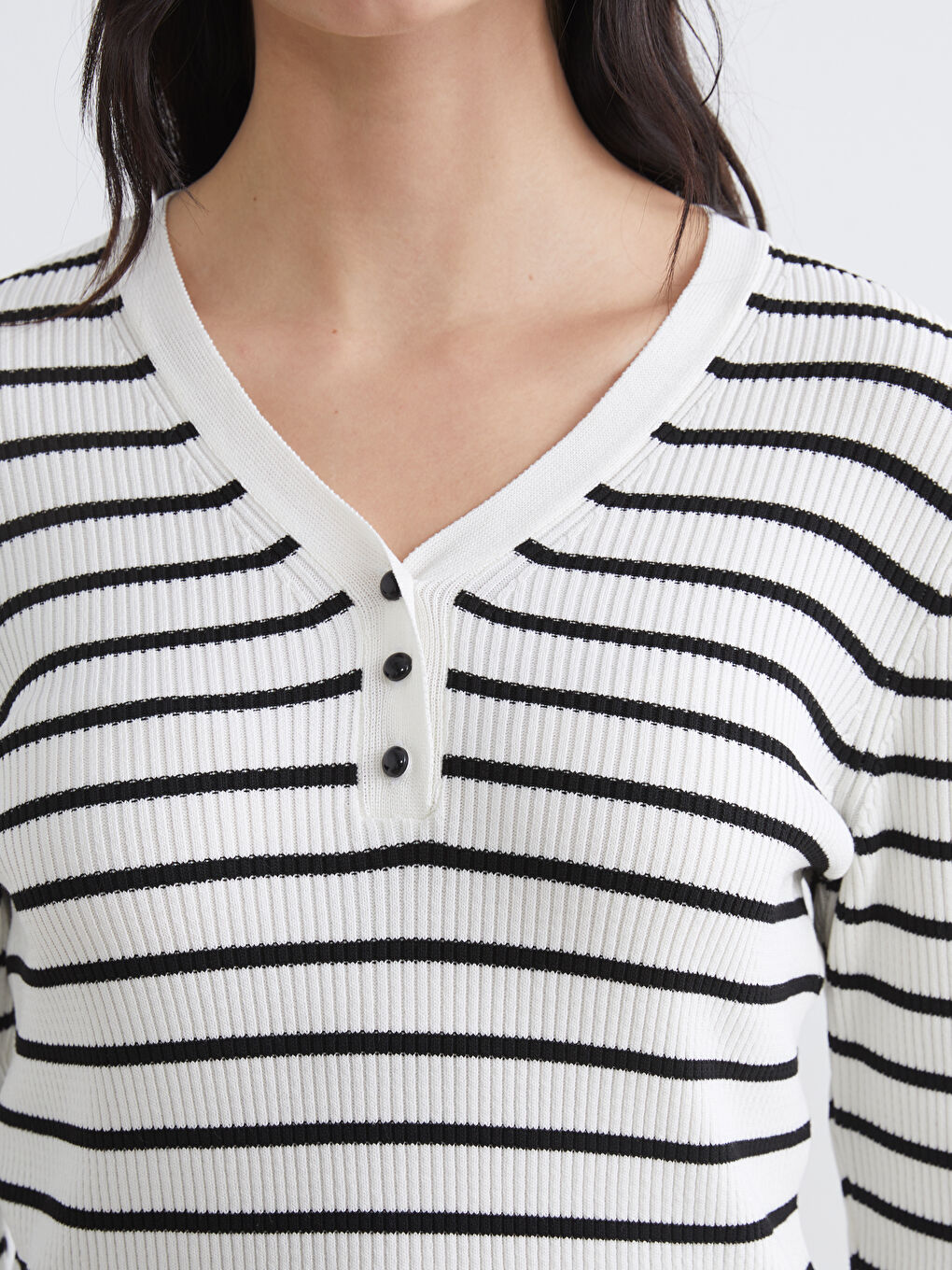 Beyaz V Yaka Çizgili Kadın Triko Kazak-2