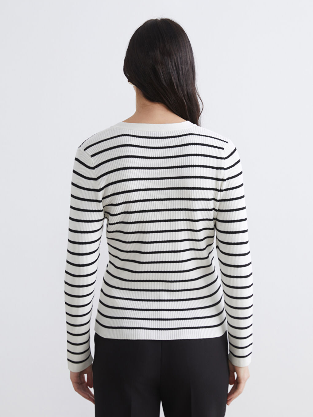 Beyaz V Yaka Çizgili Kadın Triko Kazak-3