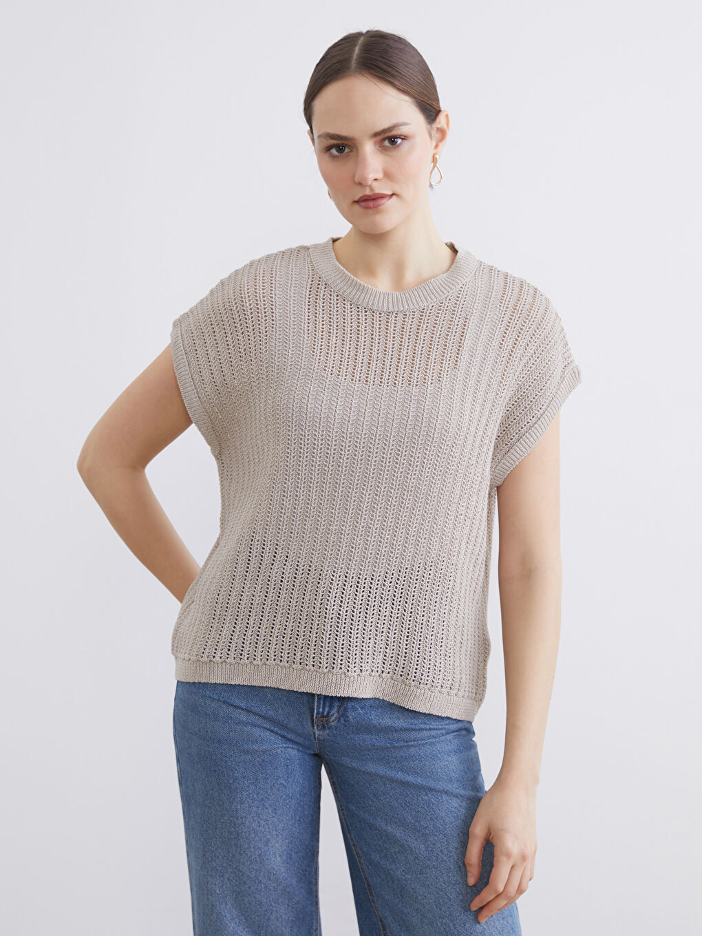 Pulover tricotat cu guler rotund și model perforat pentru femei