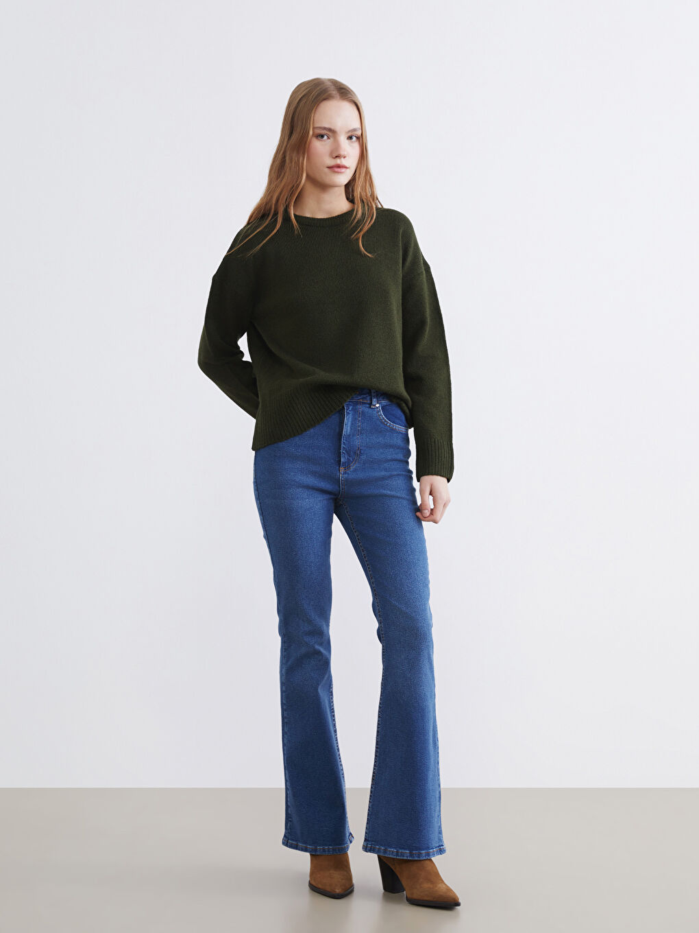 Женский трикотажный свитер с круглым вырезом-1