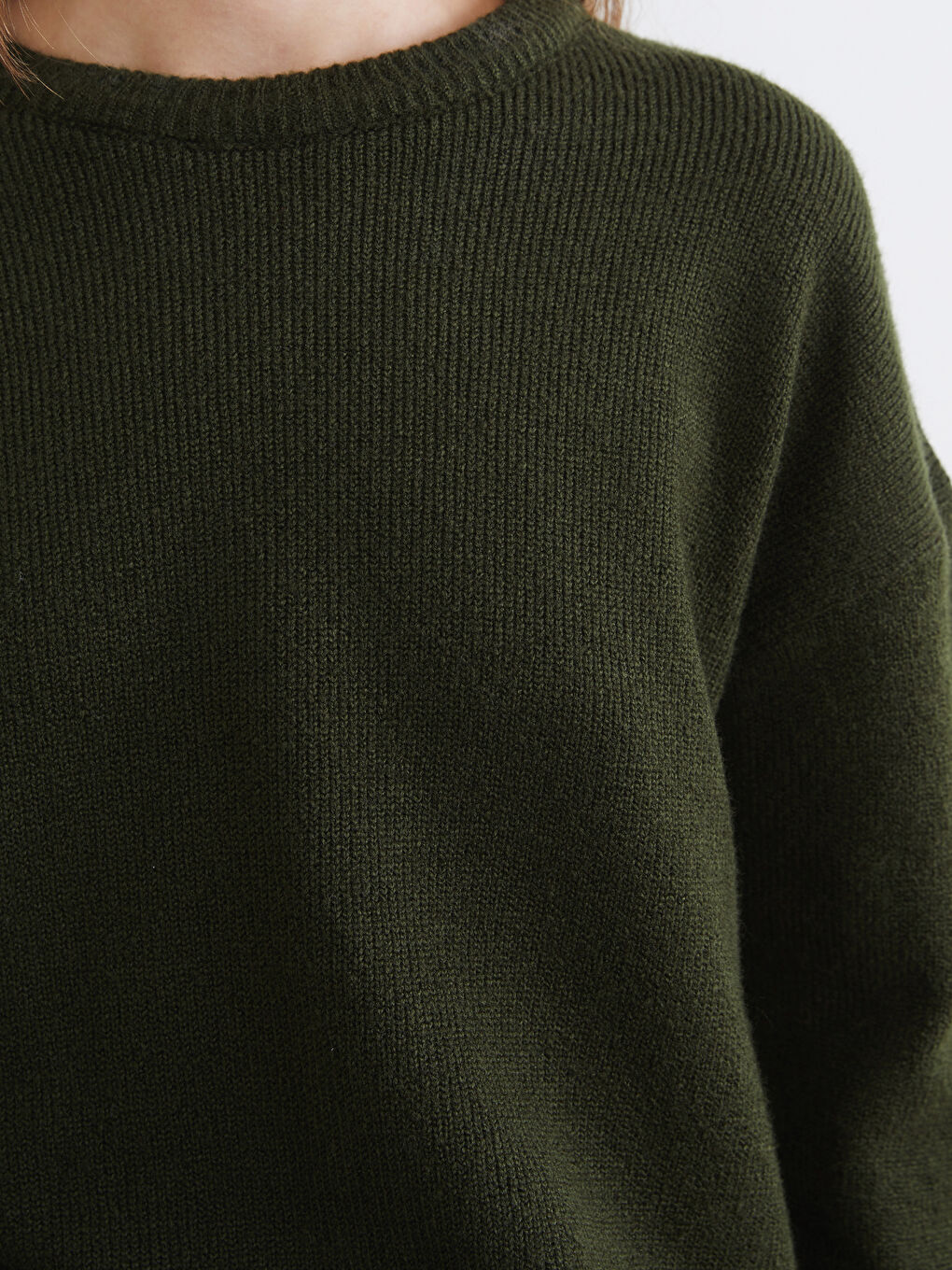 Женский трикотажный свитер с круглым вырезом-2