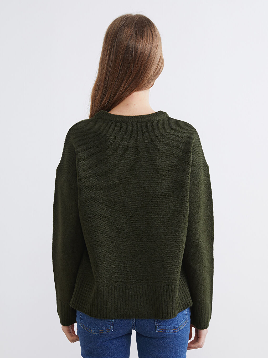 Женский трикотажный свитер с круглым вырезом-3