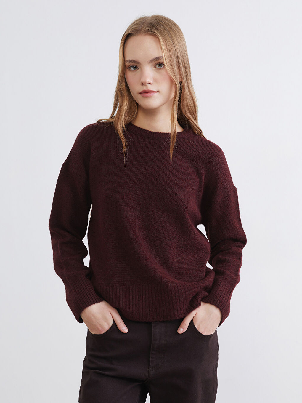 Женский трикотажный свитер с круглым вырезом