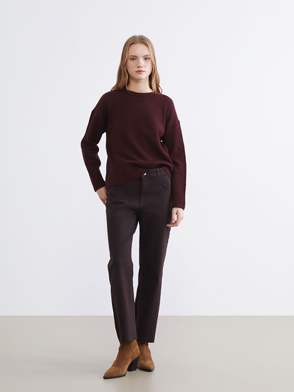 Женский трикотажный свитер с круглым вырезом-1