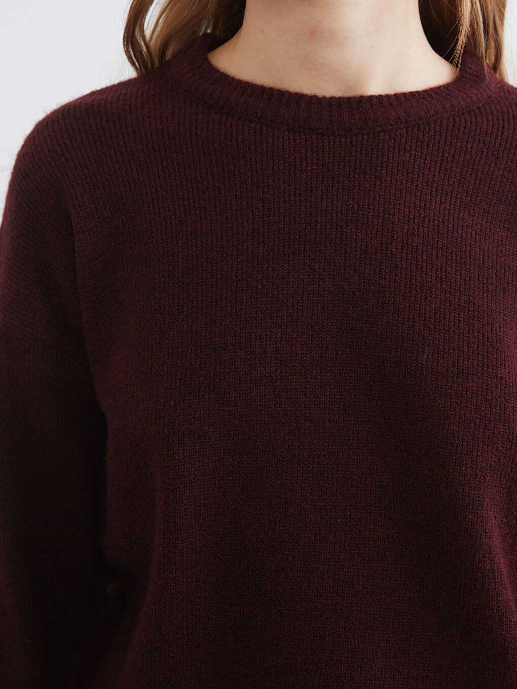 Женский трикотажный свитер с круглым вырезом-2