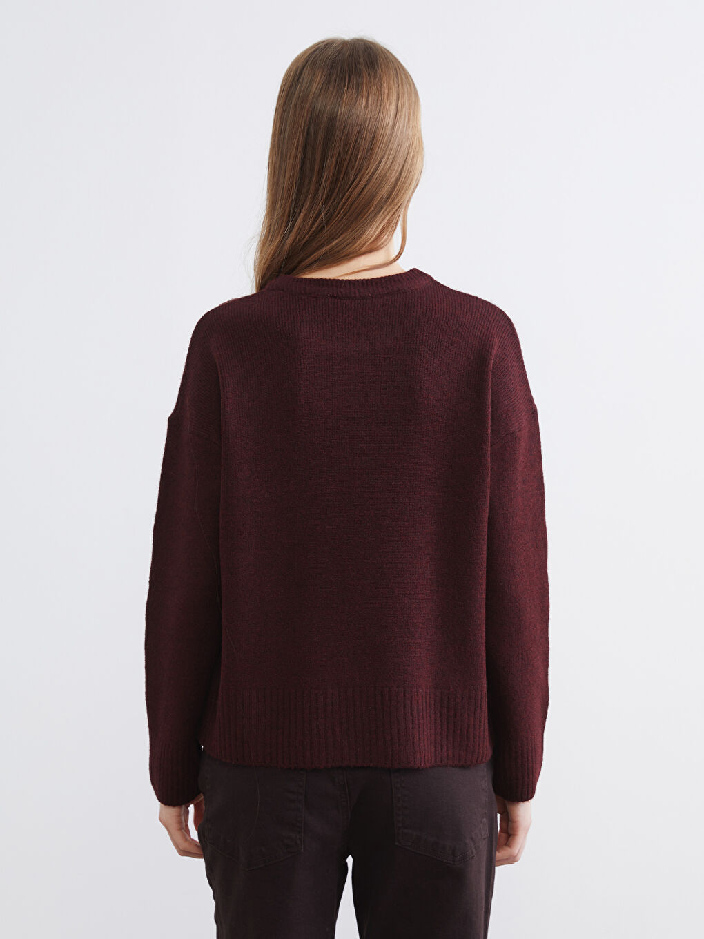 Женский трикотажный свитер с круглым вырезом-3