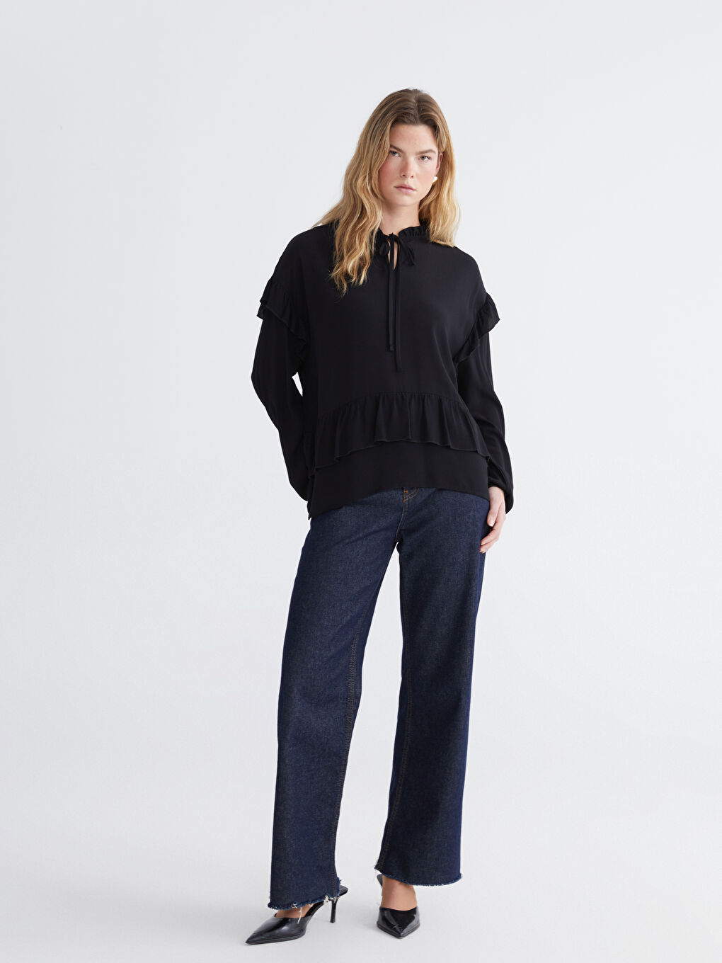 Siyah Bağlamalı Yaka Oversize Fırfırlı Bluz-1