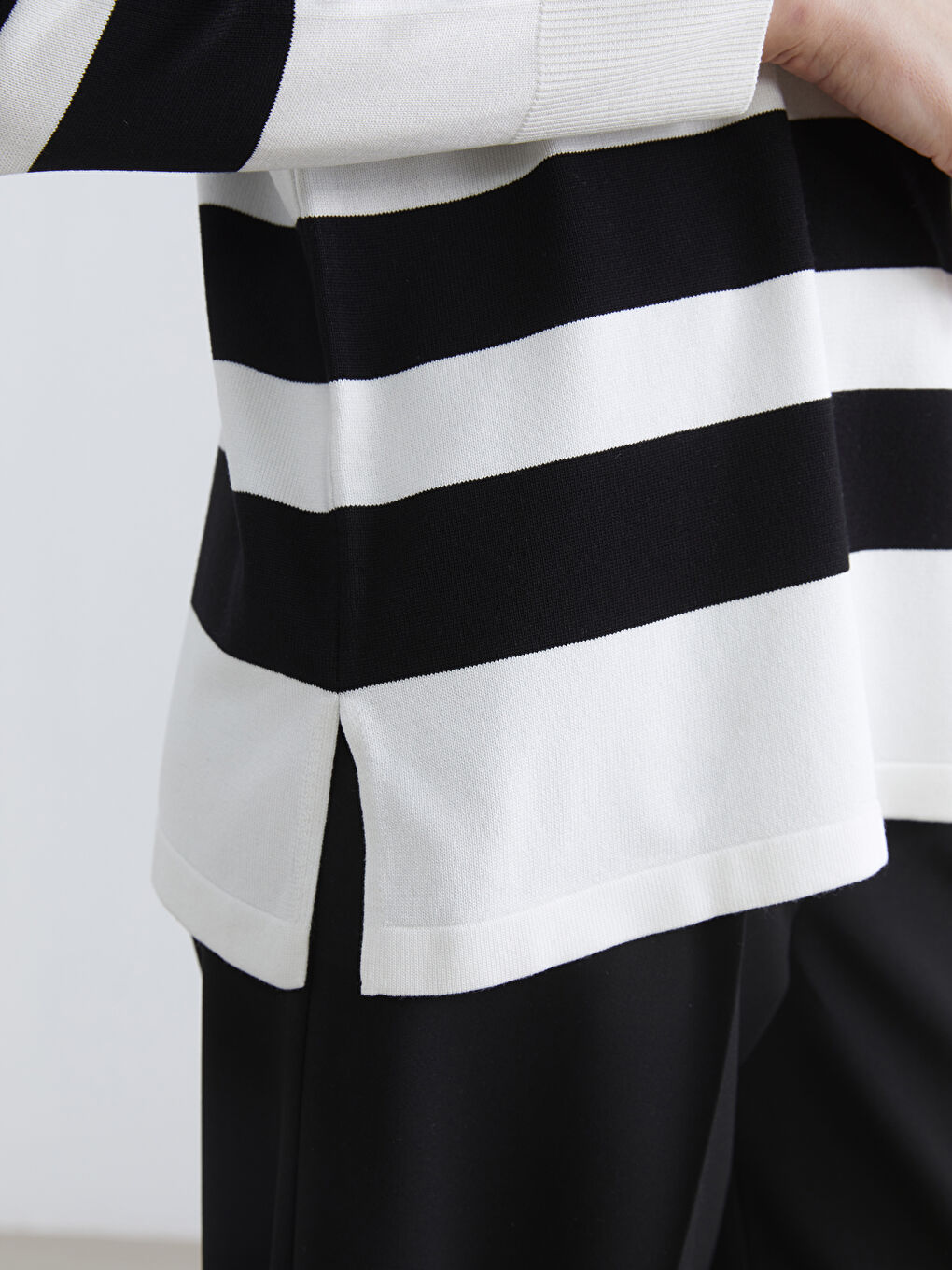 Siyah Bisiklet Yaka Çizgili Kadın Triko Kazak-2