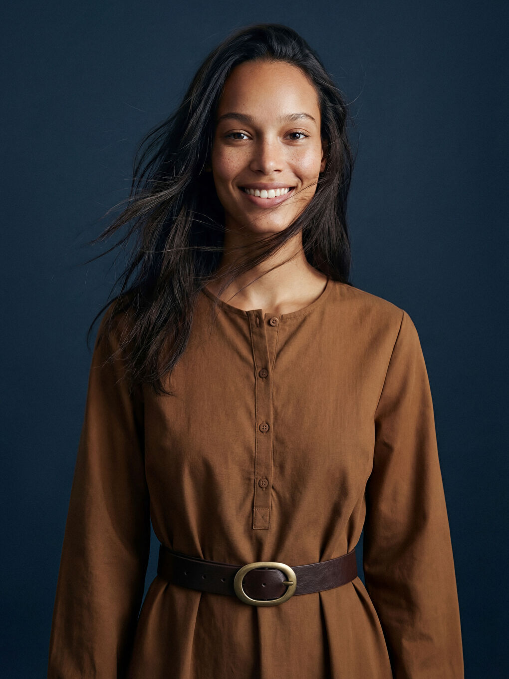 Rochie cu decolteu rotund și curea-1