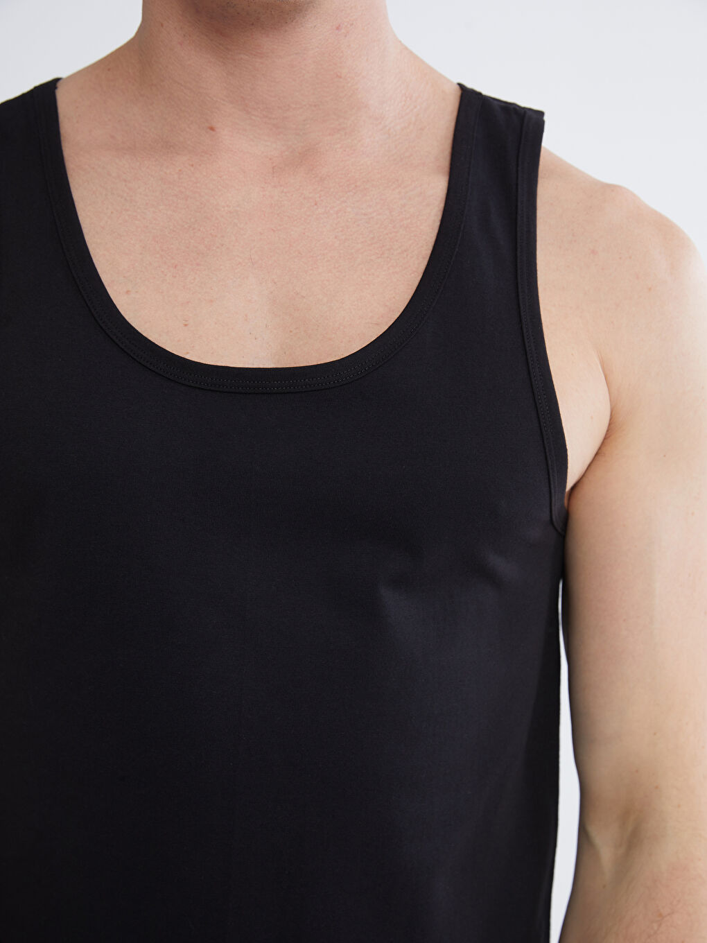 Siyah U Yaka Penye Erkek Atlet-2