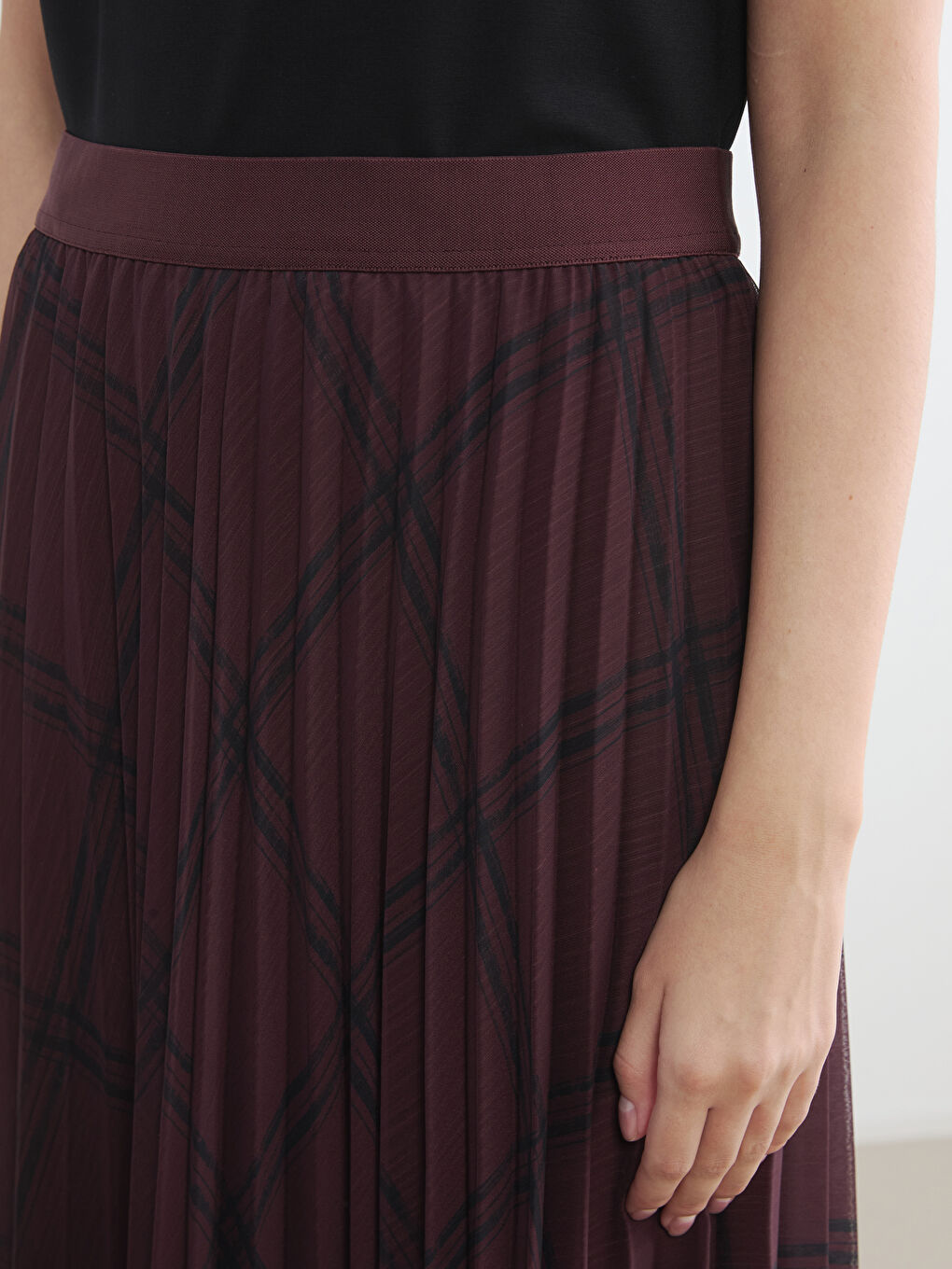 Bordo Beli Lastikli Ekose Desenli Pileli Etek-2