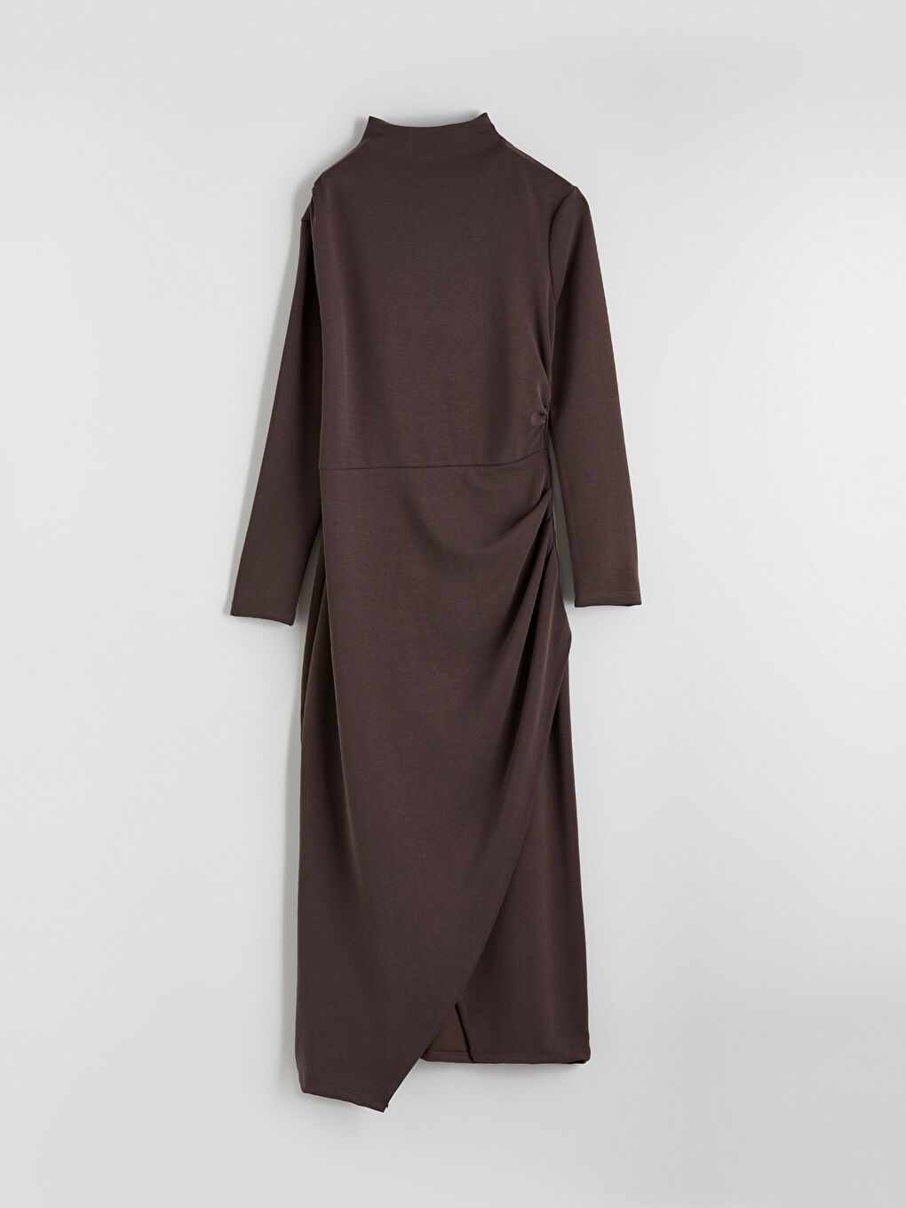 Kahverengi Dik Yaka Büzgülü Elbise