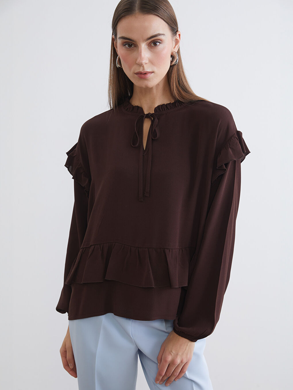 Kahverengi Bağlamalı Yaka Oversize Fırfırlı Bluz
